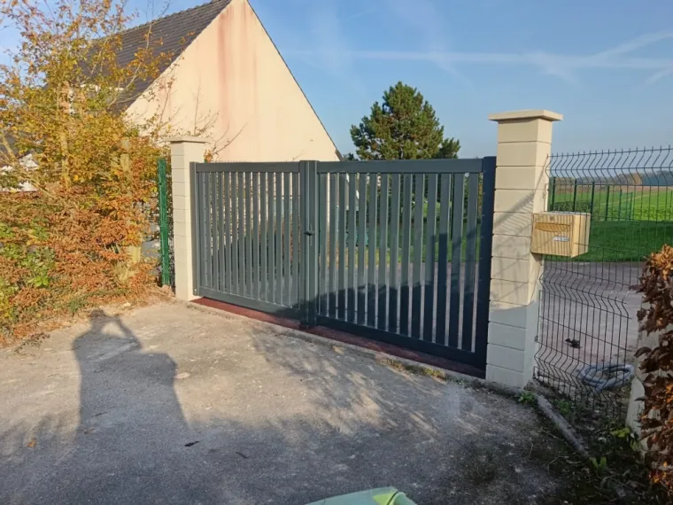 Pose d'un portail battant sur pilasses  et d'une clôture rigide, à Amiens, Amiens, SARL BATTITAN