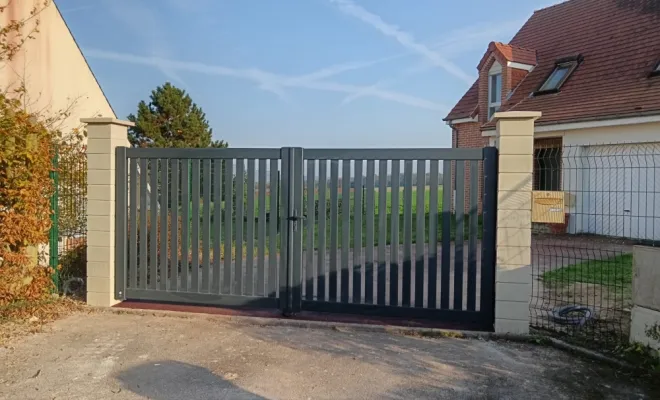 Pose d'un portail battant sur pilasses  et d'une clôture rigide, à Amiens, Amiens, SARL BATTITAN
