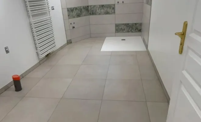 Pose de carrelage et faïence dans une salle de bain.