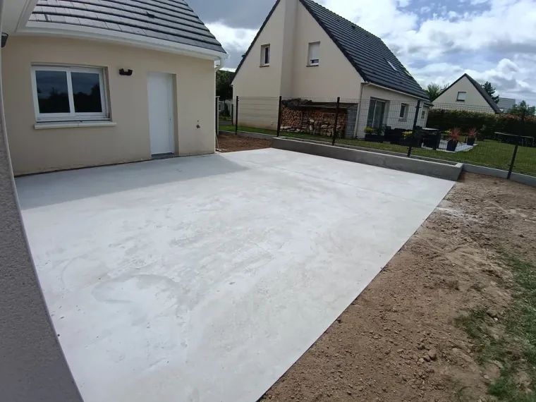 Réalisation d'une terrasse avec jardinière en béton et clôture rigide à Amiens, Amiens, SARL BATTITAN