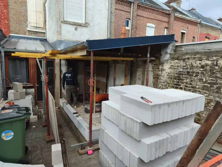 Chantier en cours sur Amiens : démolition des anciens murs en bois, Amiens, SARL BATTITAN