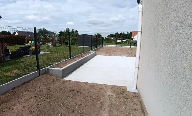 Réalisation d'une terrasse avec jardinière en béton et clôture rigide à Amiens, Amiens, SARL BATTITAN
